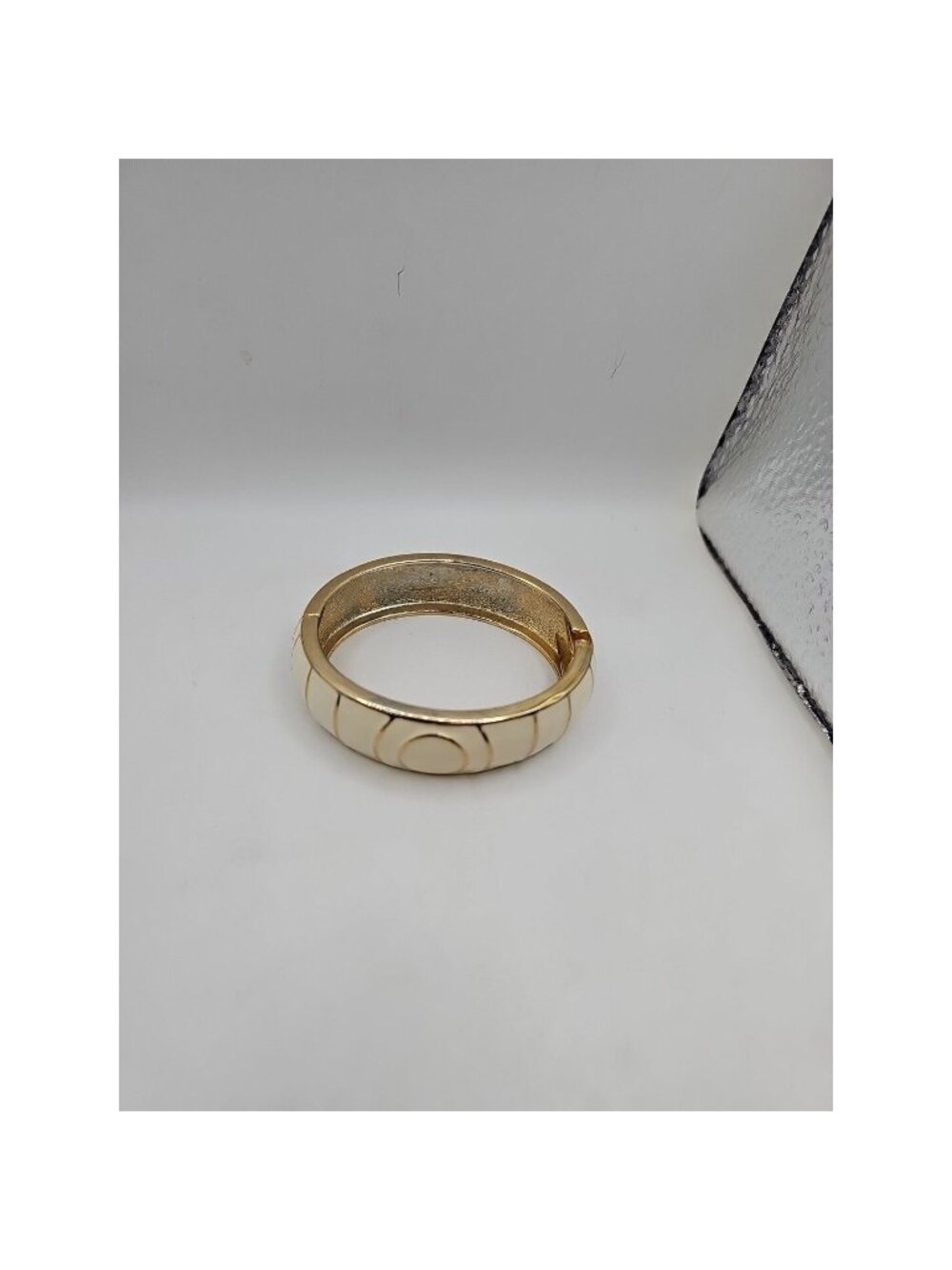 Bracelet Bangle SPRING HINGE Gold- Tone White Enamel